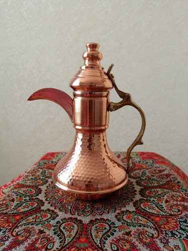 دله عربی مسی چکشی کد MZ60-HAB با گنجایش حدودی ۵۰۰ میلی لیتر مناسب برای صرف قهوه و انواع نوشیدنیهای گرم با دسته برنجی، قلعکاری داخل و روکش نانو دستساز زنجان